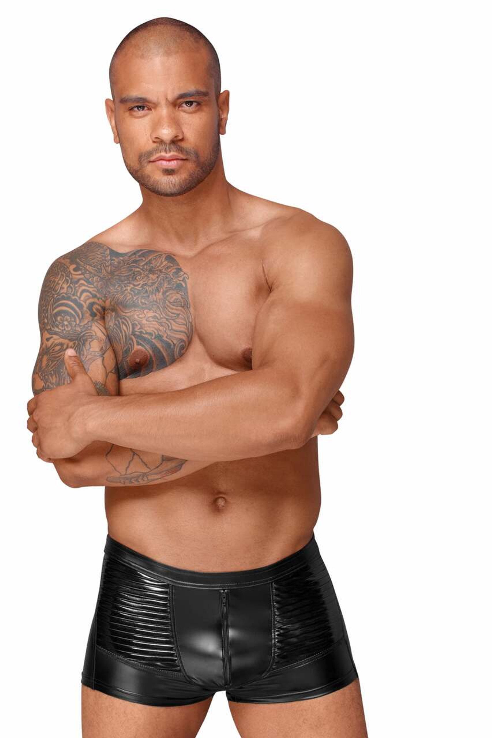 Noir Handmade Powerwetlook Shorts mit dekorativen PVC Zierfalten