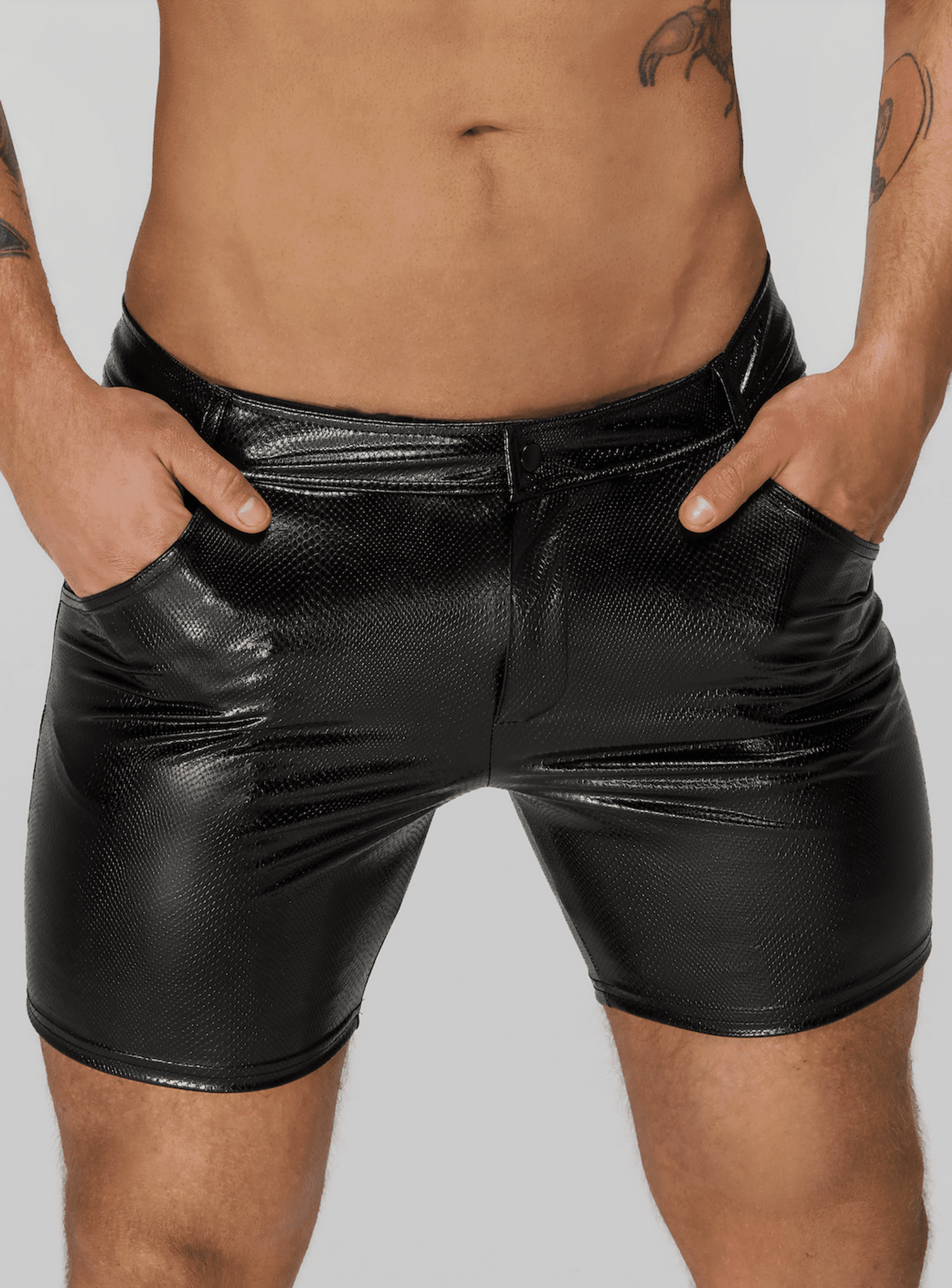 NOIR HANDMADE: Stilvolle Mid-Length Shorts – H068 – Snake Wetlook – Bild 4