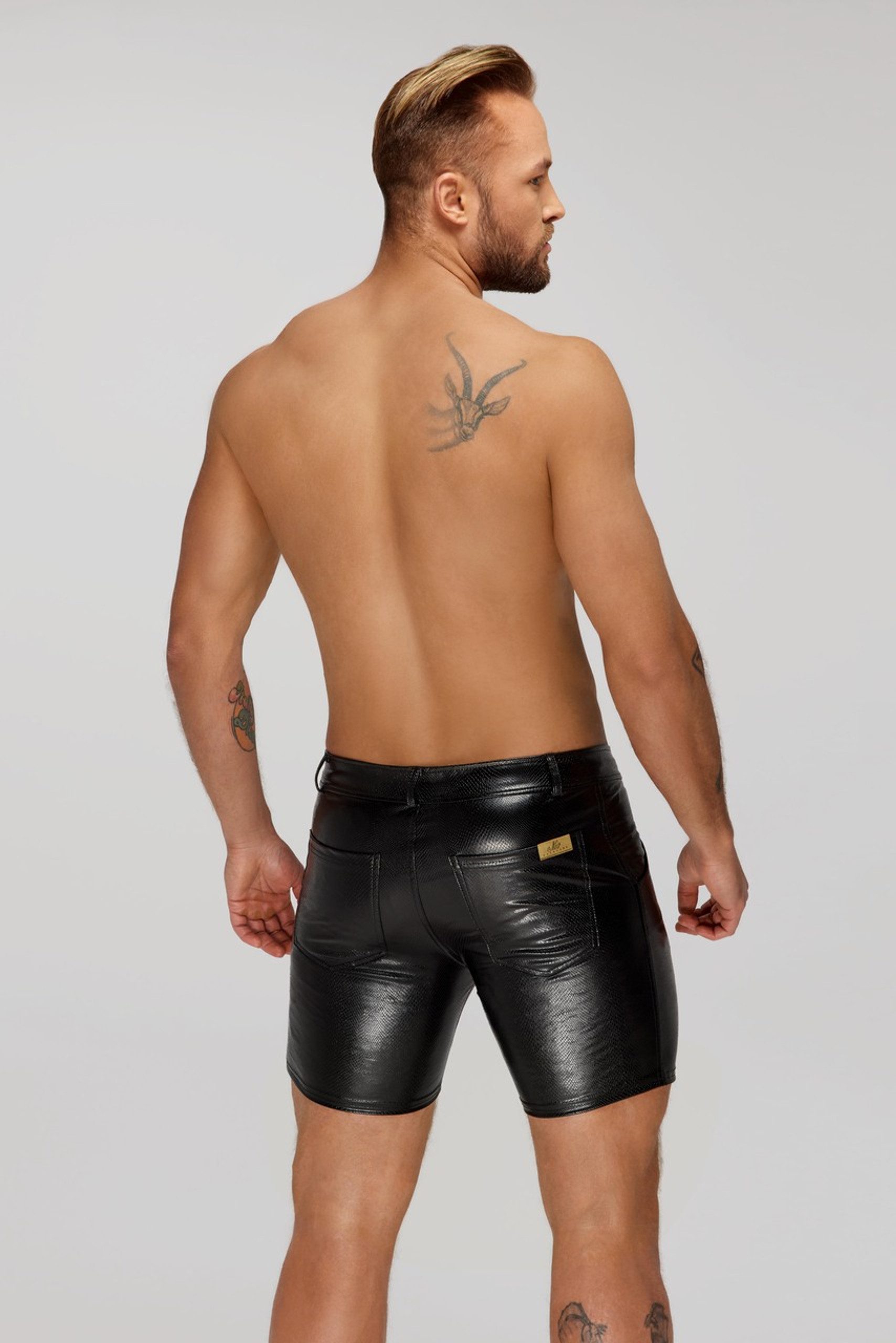 NOIR HANDMADE: Stilvolle Mid-Length Shorts – H068 – Snake Wetlook – Bild 7