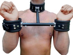 K Opium eleganter Pranger mit drehbaren Ringen und Nappa Leder – hochwertiges BDSM Fixierungs-Möbelstück